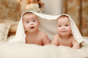 Dois bebês gêmeos, meninas