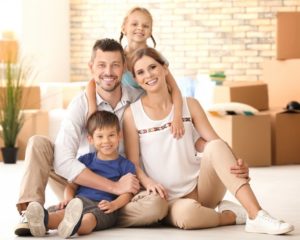 porteuse enceinte assise avec sa famille