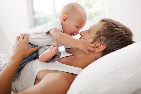 Por que os homens solteiros estão pensando em barriga de aluguel