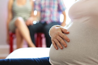 这是未来的父母如何选择代孕和卵子捐赠者