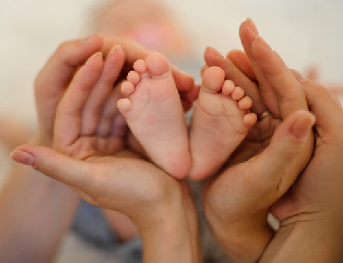 Суррогатное материнство против Традиционный: ломая различия
