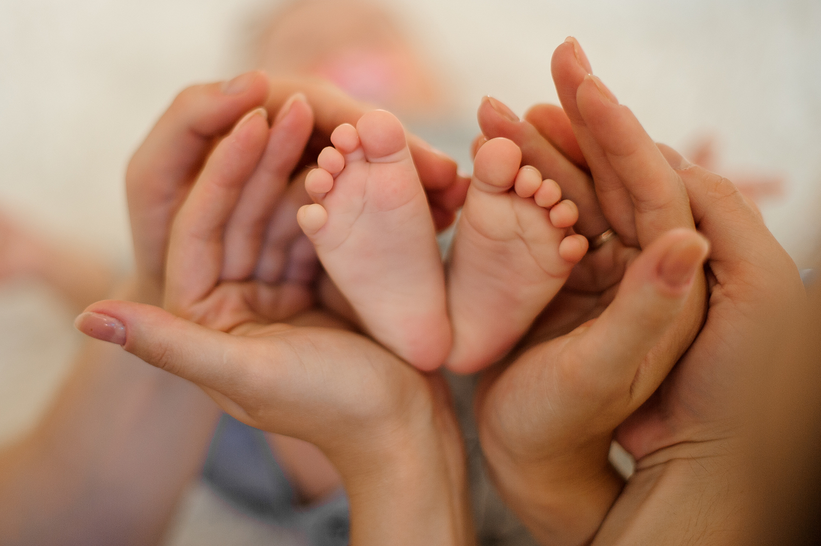 Pieds de bébé dans les mains des parents