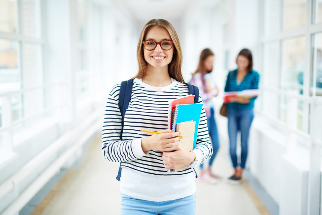 Estudiante universitario Estudiante universitaria joven y bonita