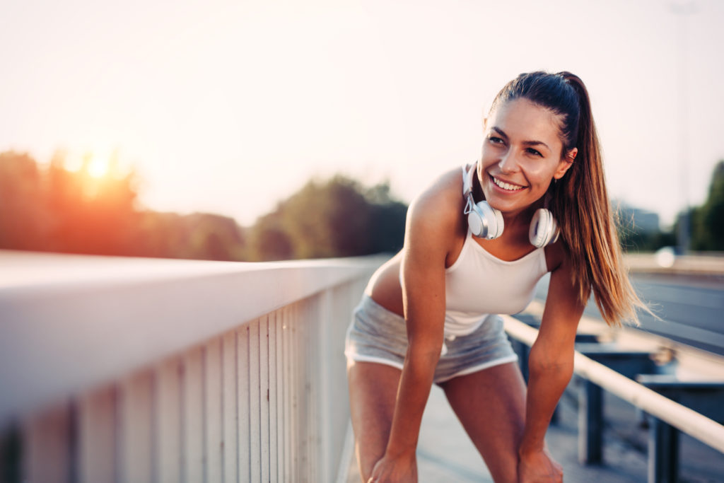 Porträt einer Frau, die eine Pause vom Joggen einlegt