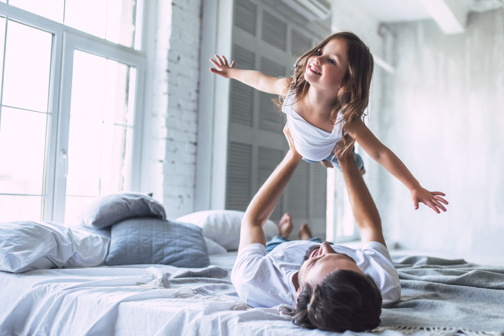 Papa avec sa fille à la maison