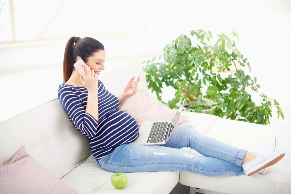 donna incinta rilassante sul divano