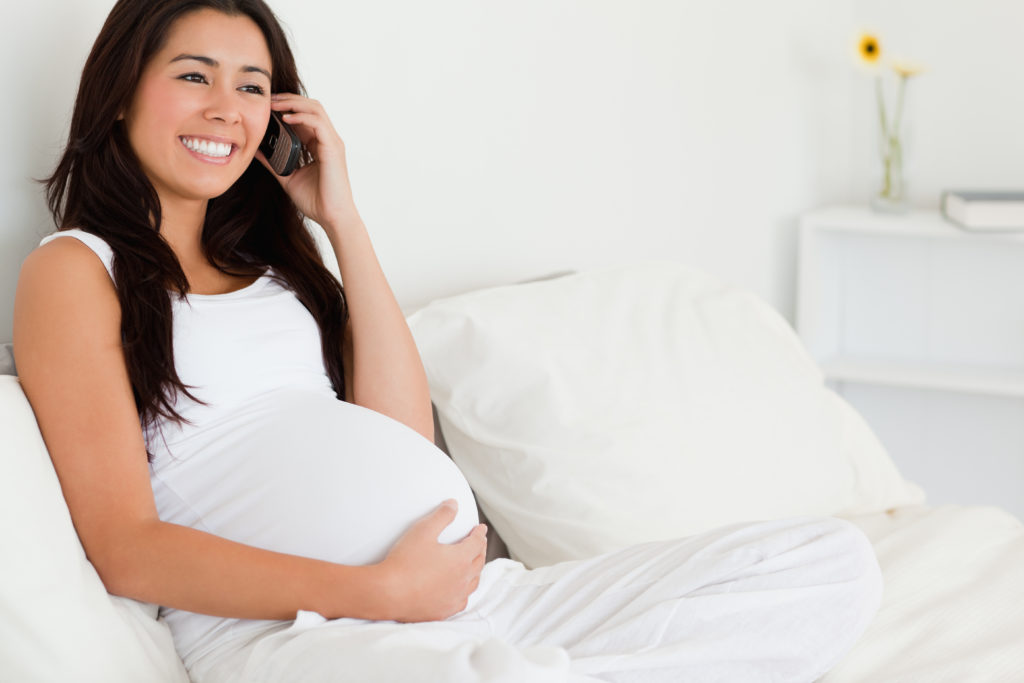 femme enceinte utilisant un téléphone portable