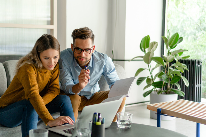 Creatieve mensen die bij startup werken