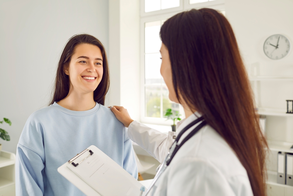 jovem mulher positiva com um médico