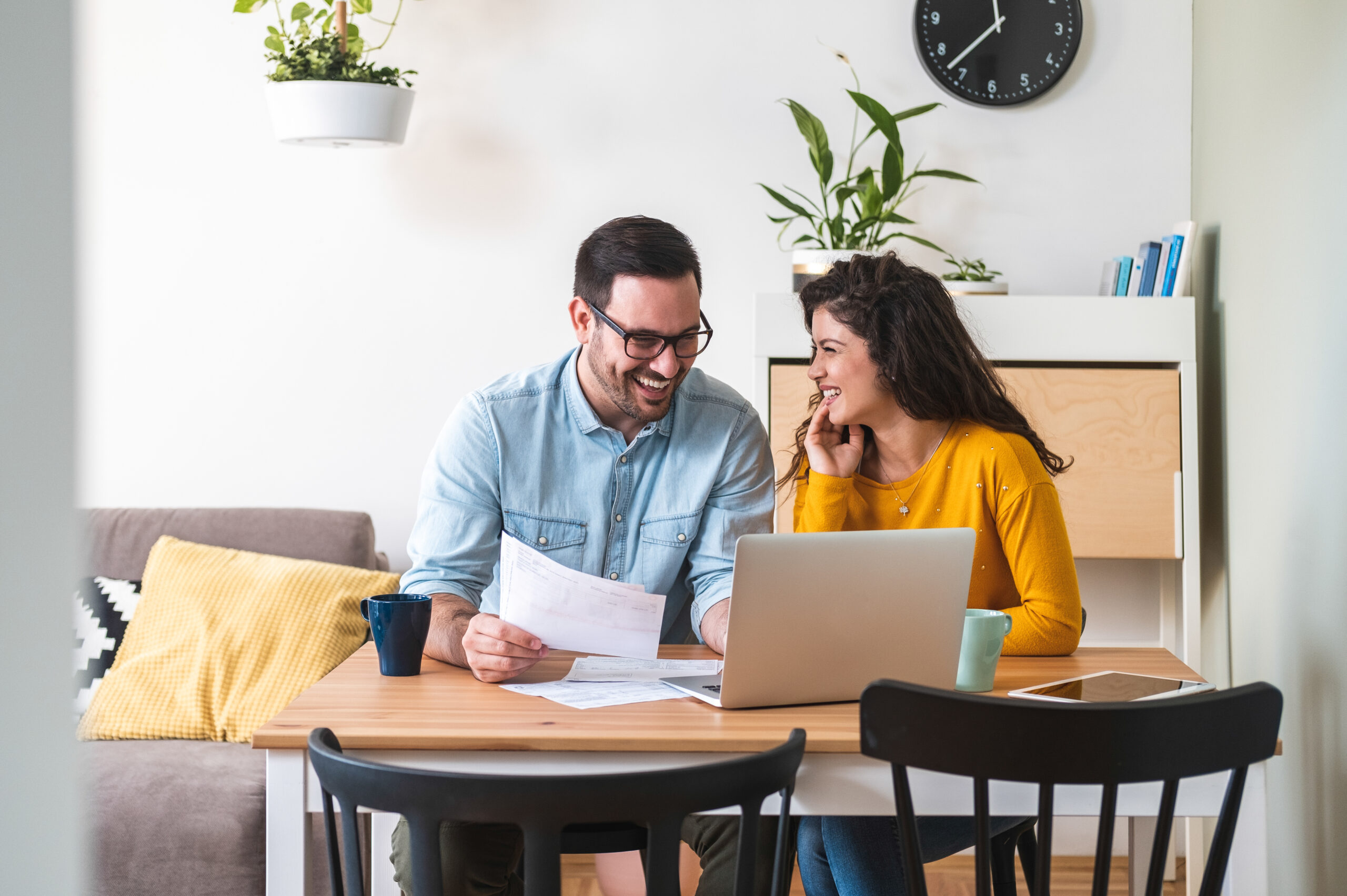 Homme et femme examinant les documents de maternité de substitution.