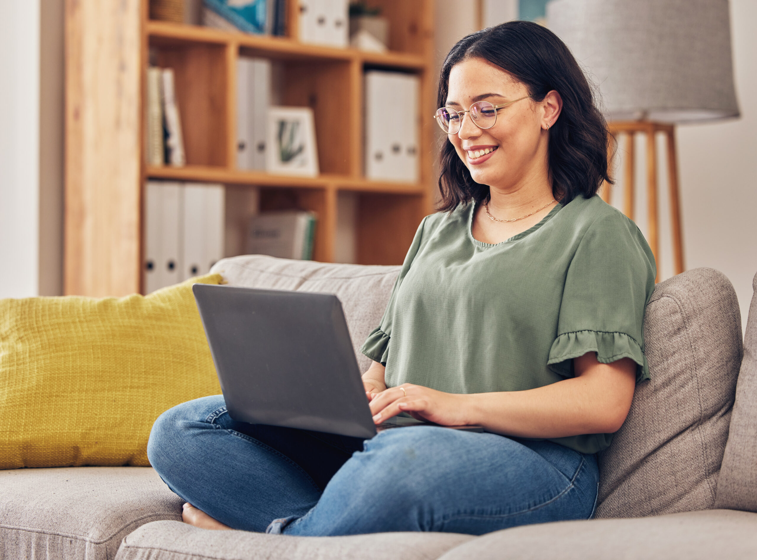 mujer joven, con, computador portatil