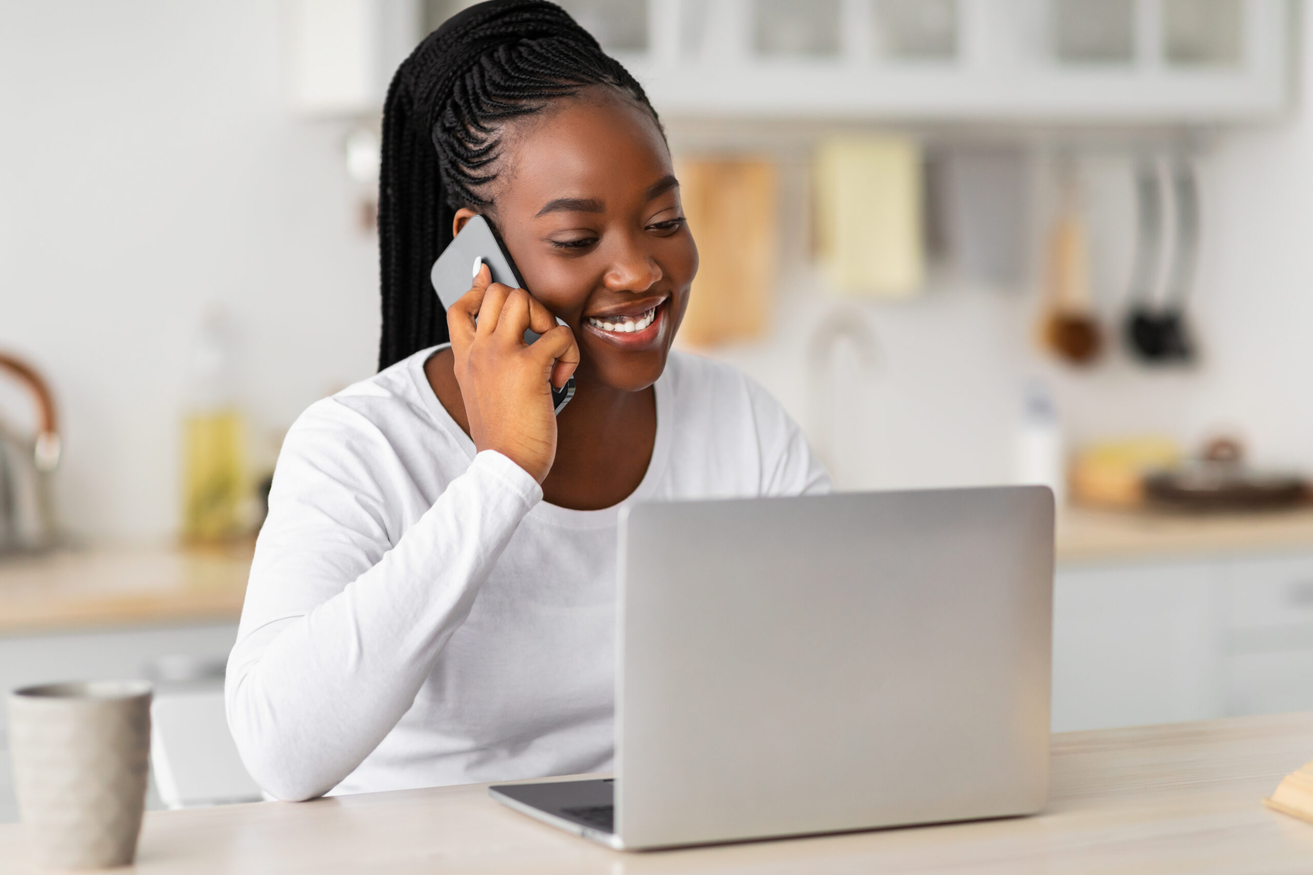 Mujer negra sonriente haciendo su investigación sobre los requisitos de las madres sustitutas