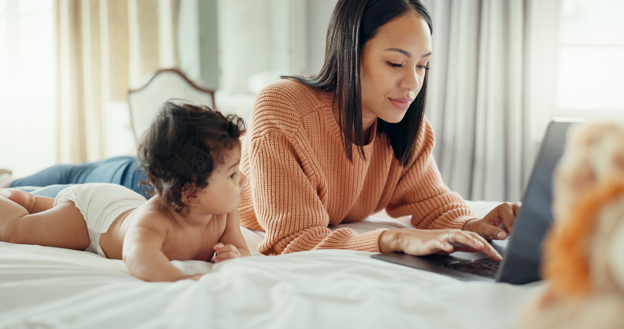 jeune femme avec un bébé