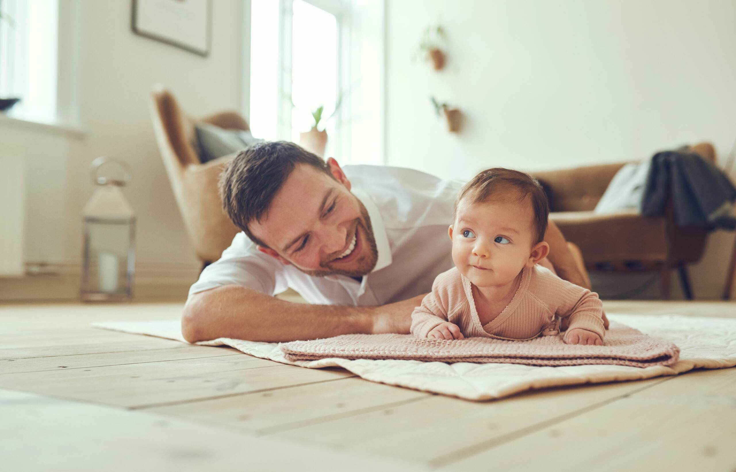 junger Vater mit einem Baby