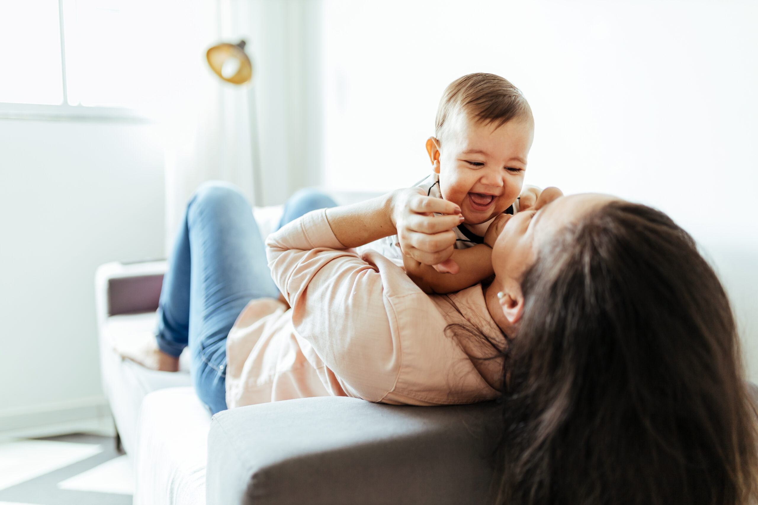 jonge gelukkige moeder met een baby