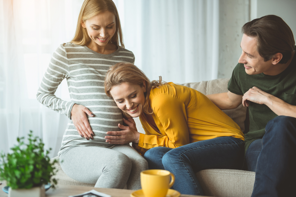 jovem casal com barriga de aluguel