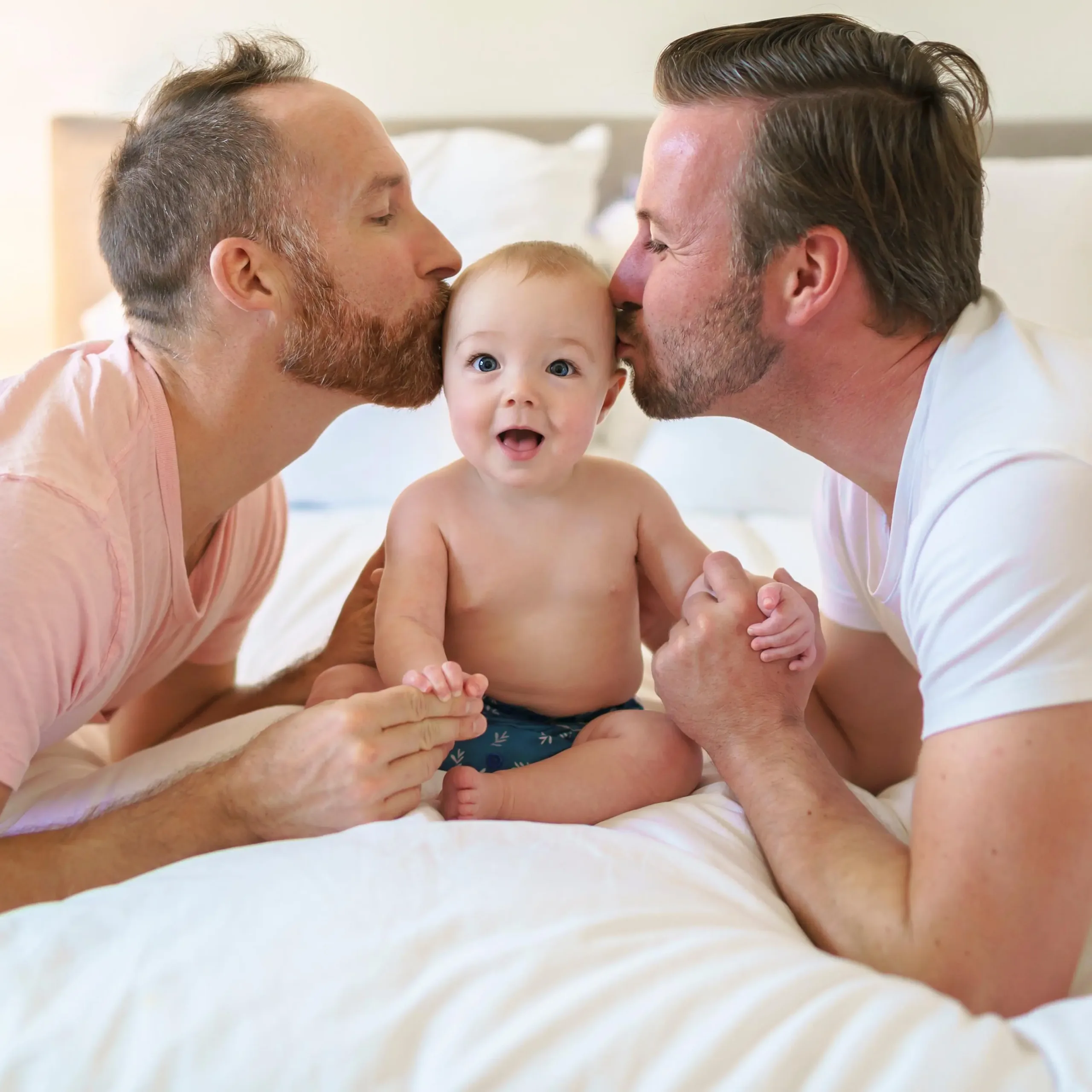 Familia feliz con su alegre bebé.