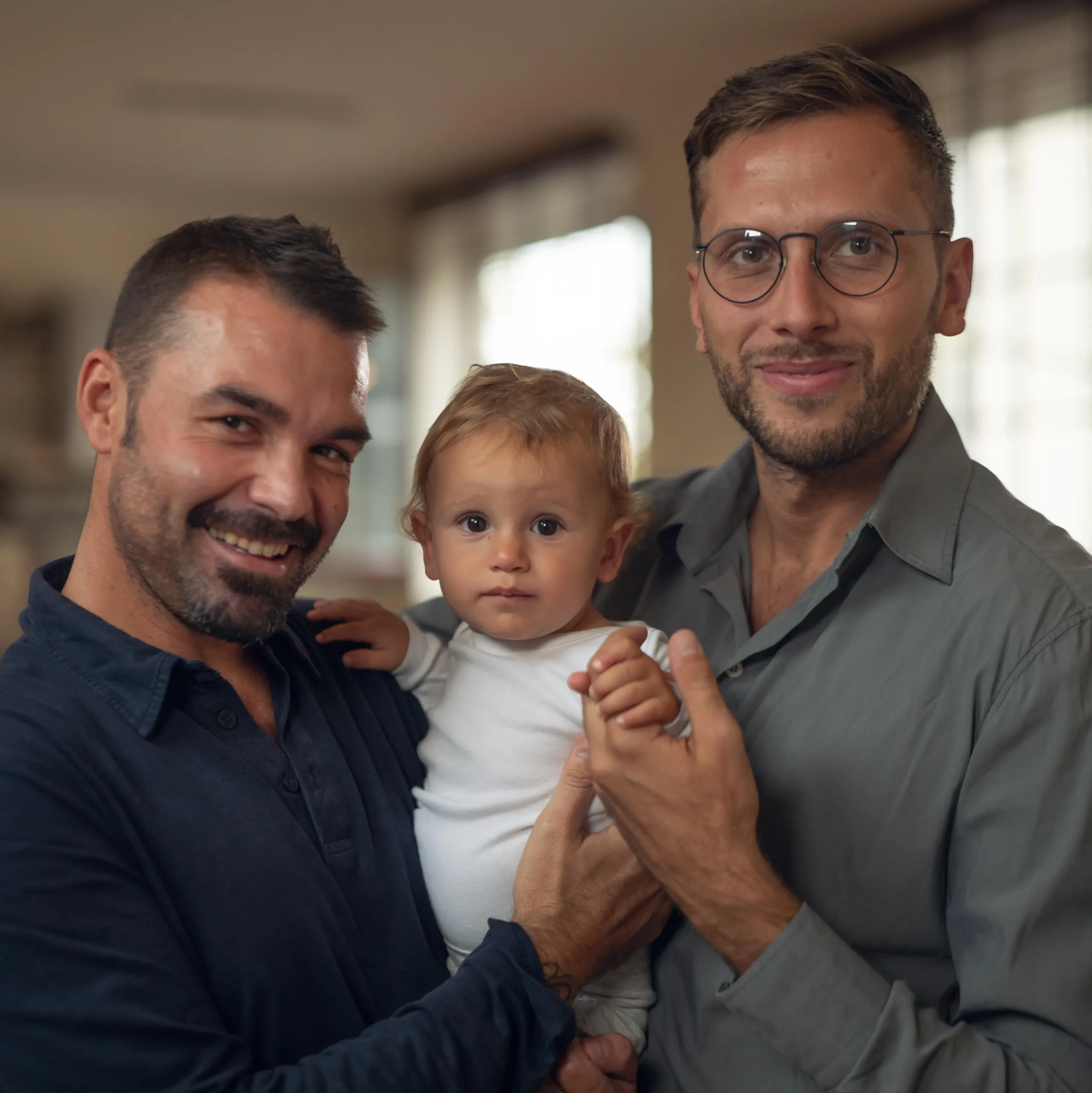 Familia feliz con su bebé subrogado